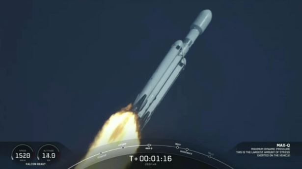 Raketa Falcon Heavy se dostala po více než třech letech do vesmíru